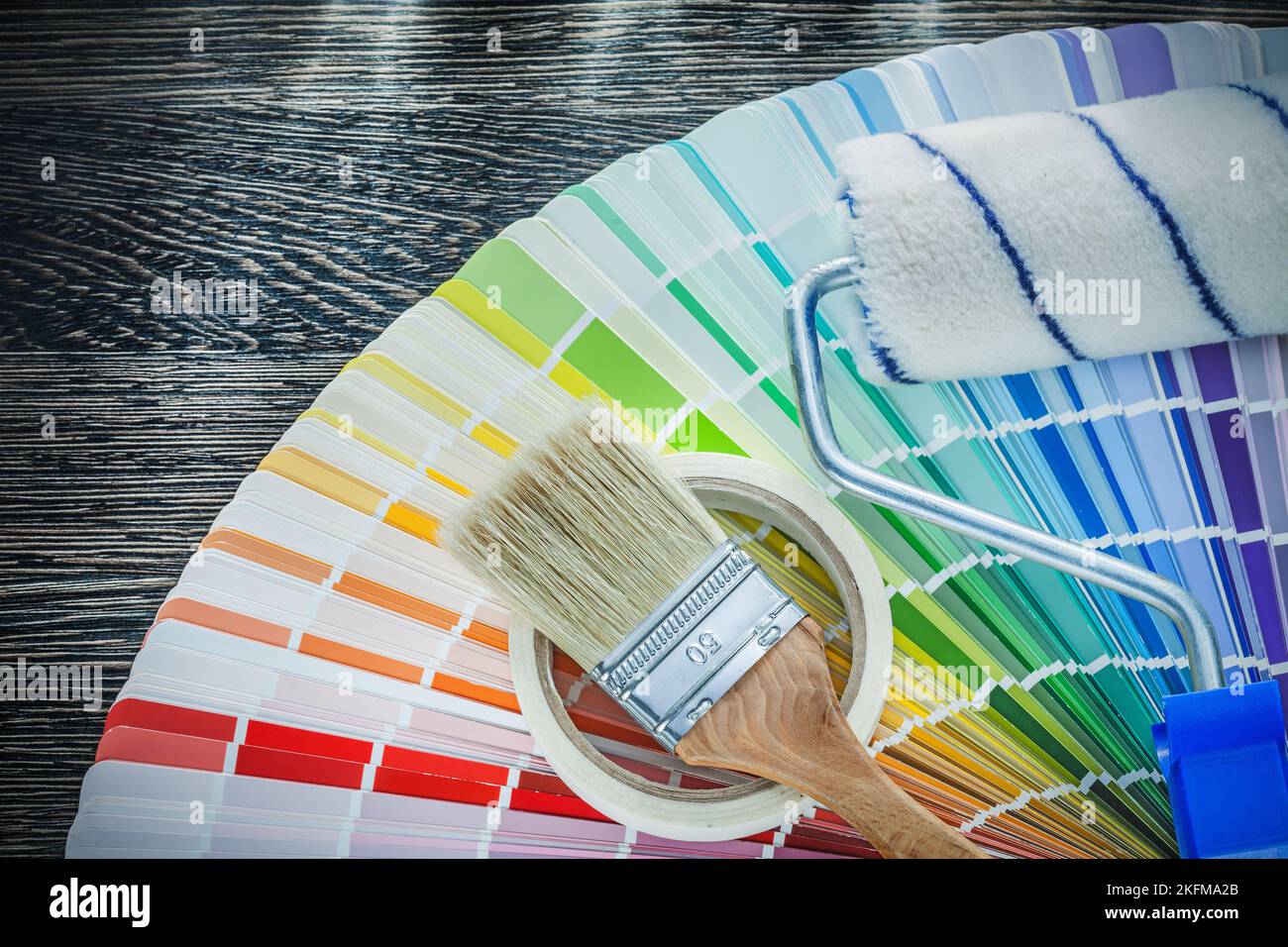 Farbbürsten Farbe pantone Fan Haushaltsband auf Holzbrett. Stockfoto