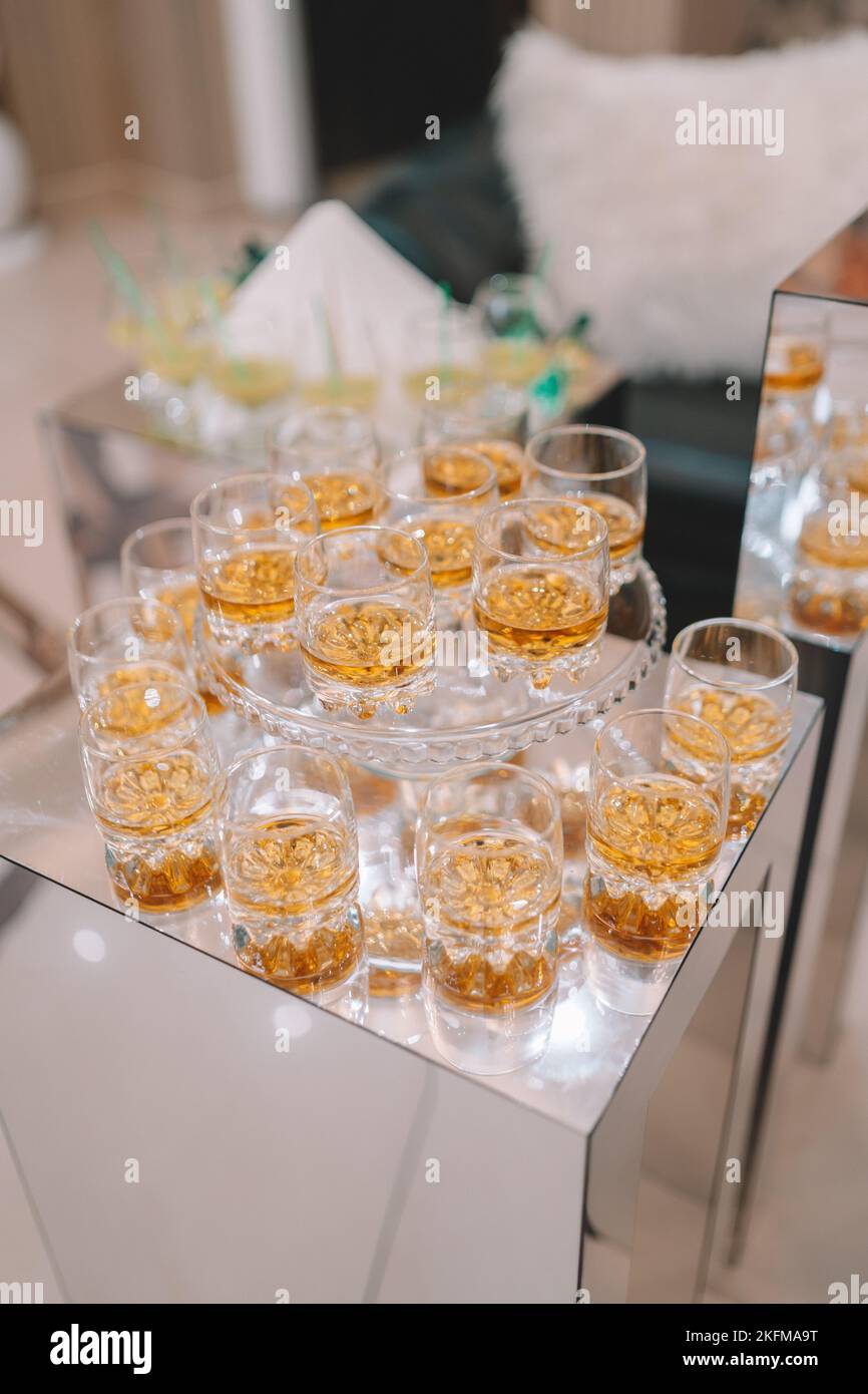 Nahaufnahme selektiver Fokus ein Flug von Whiskys. Vier verschiedene Whiskys in Whisky-Tasting-Gläsern. Stockfoto