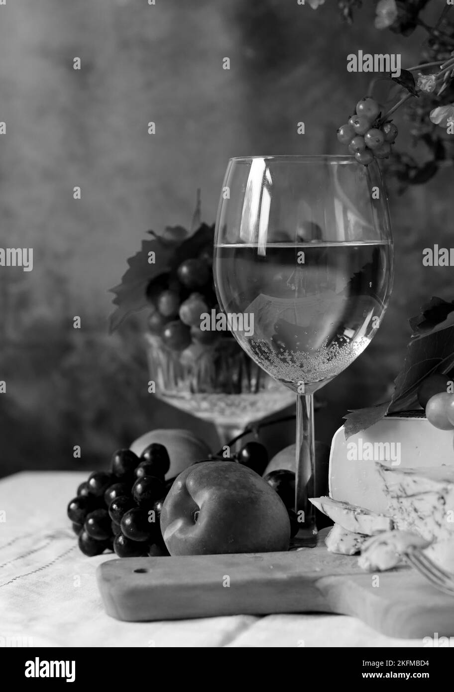 Stillleben mit Wein und Obst. Schwarzweißfotografie. Stockfoto