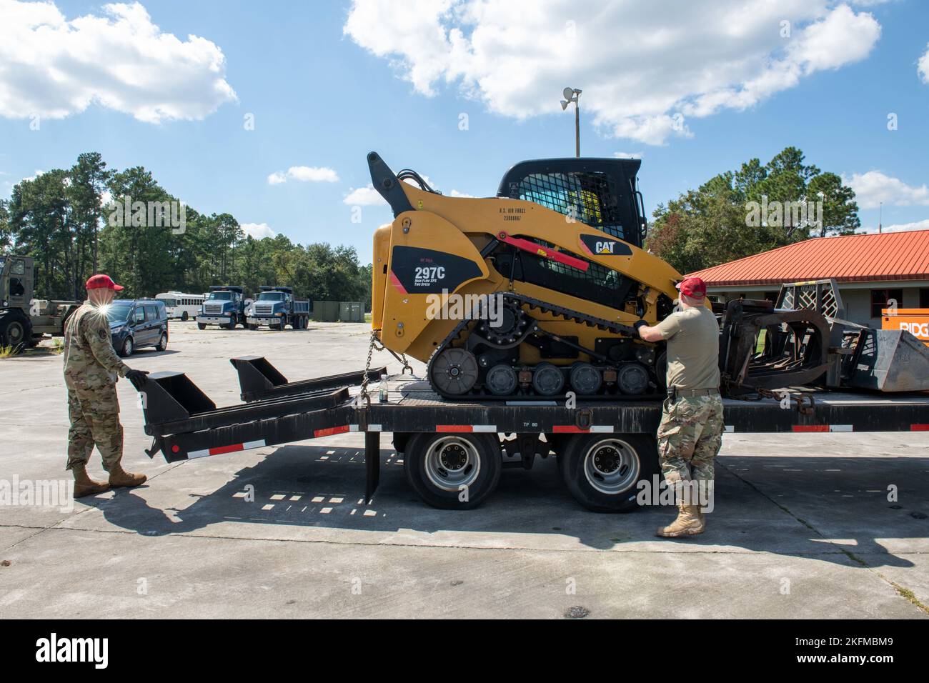 US Air Force Tech Sgt. James Bishop und Staff Sgt. Dustin Hart, 202. Rapid Engineer Deployable Heavy Operational Repair Engineers (RED HORSE) heavy Equipment Operational Equipment Operators, laden vor den Reaktionserfolgen des Hurrikans Ian im Camp Blanding Joint Training Center in starke, Florida, 26. September 2022, einen Wagenlenker auf einen Anhänger. Fast 40 202. RED HORSE Airmen werden sich in von Hurrikanen betroffene Gebiete mobilisieren, um im Rahmen der Katastrophenabwehr den Straßenschutt zu beseitigen. Stockfoto