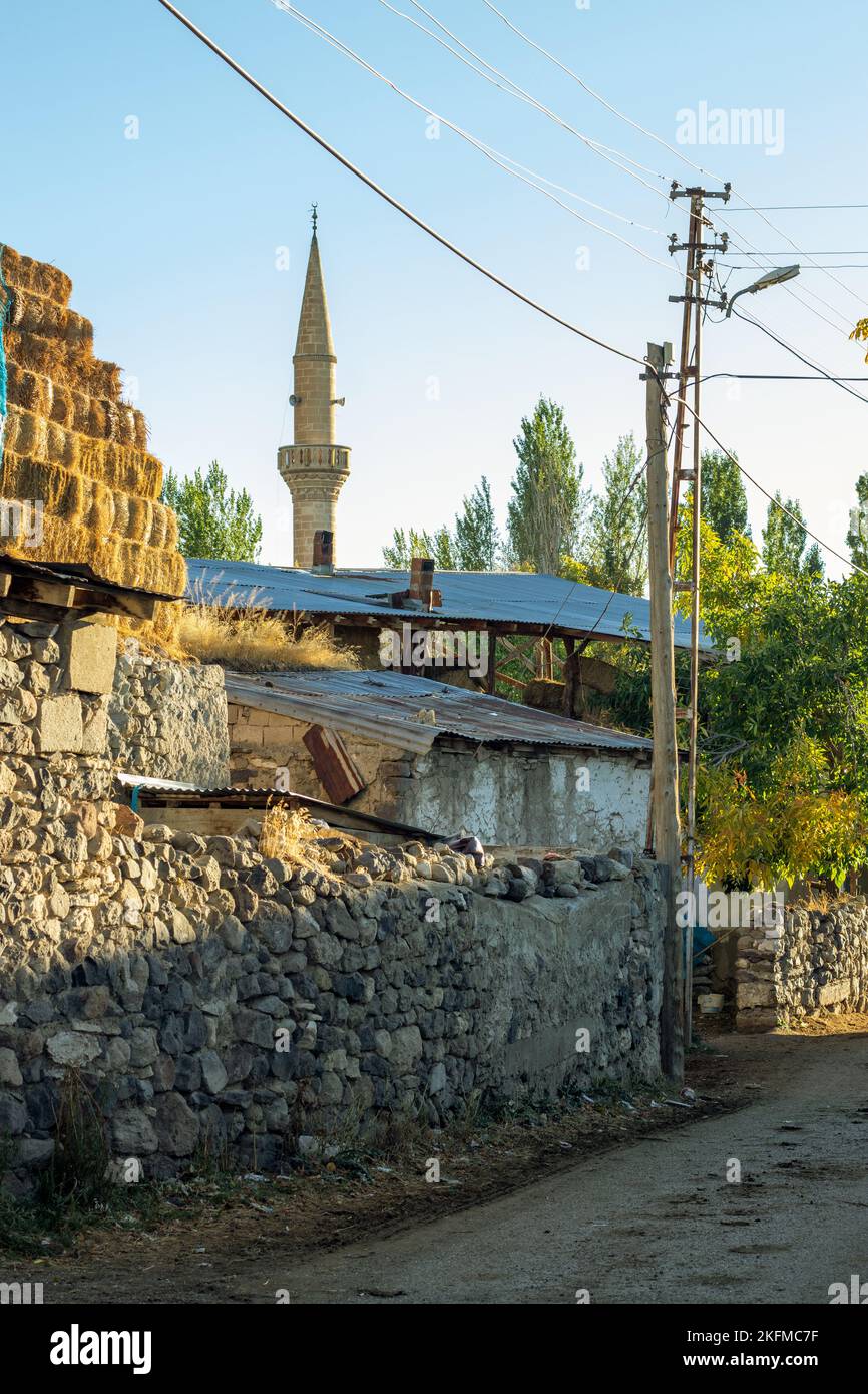 Dorfstraßen. Steinhäuser mit weiß getünchten Wänden. Cayirtepe Village, Erzurum Türkei. Stockfoto