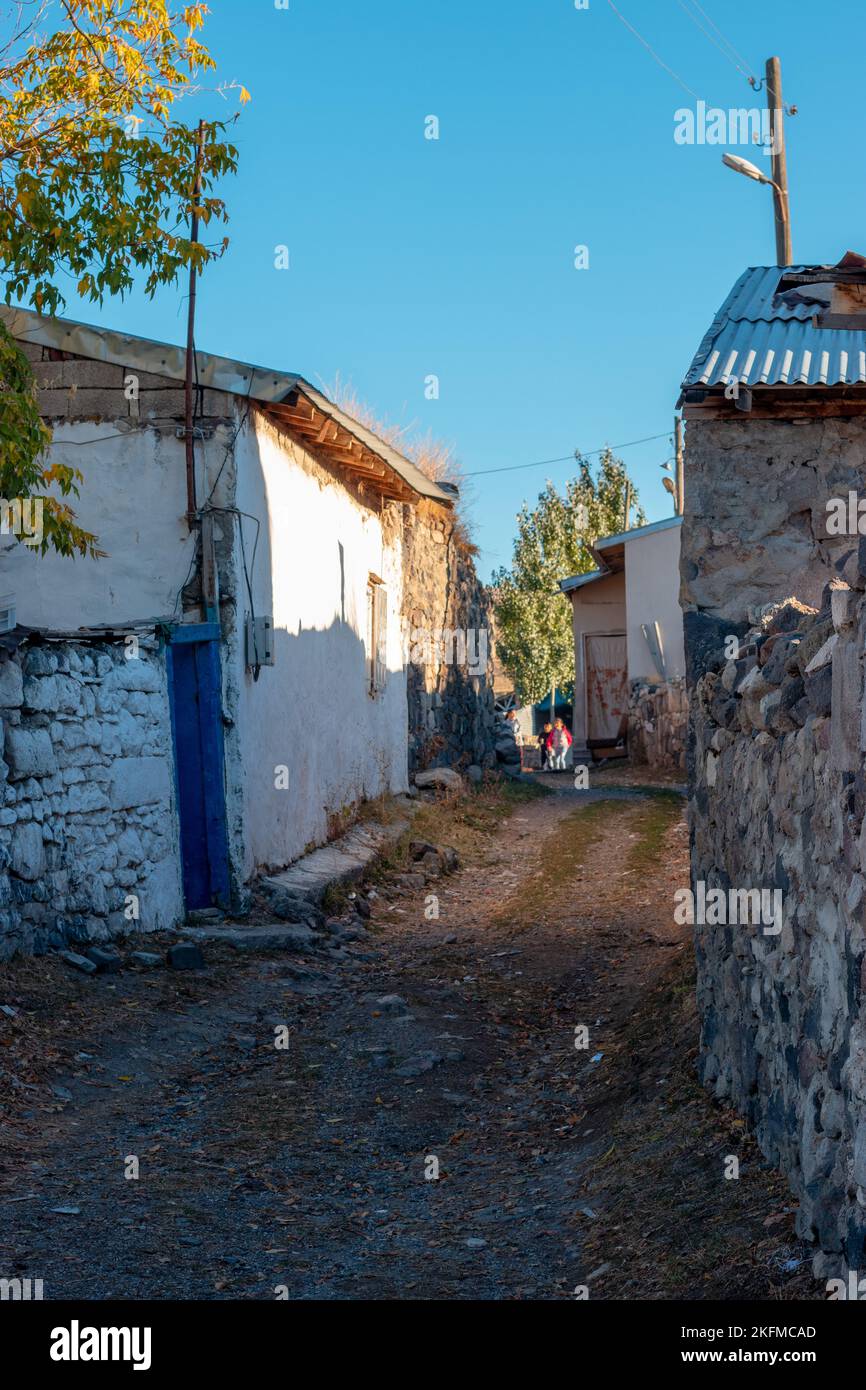 Dorfstraßen. Steinhäuser mit weiß getünchten Wänden. Cayirtepe Village, Erzurum Türkei. Stockfoto