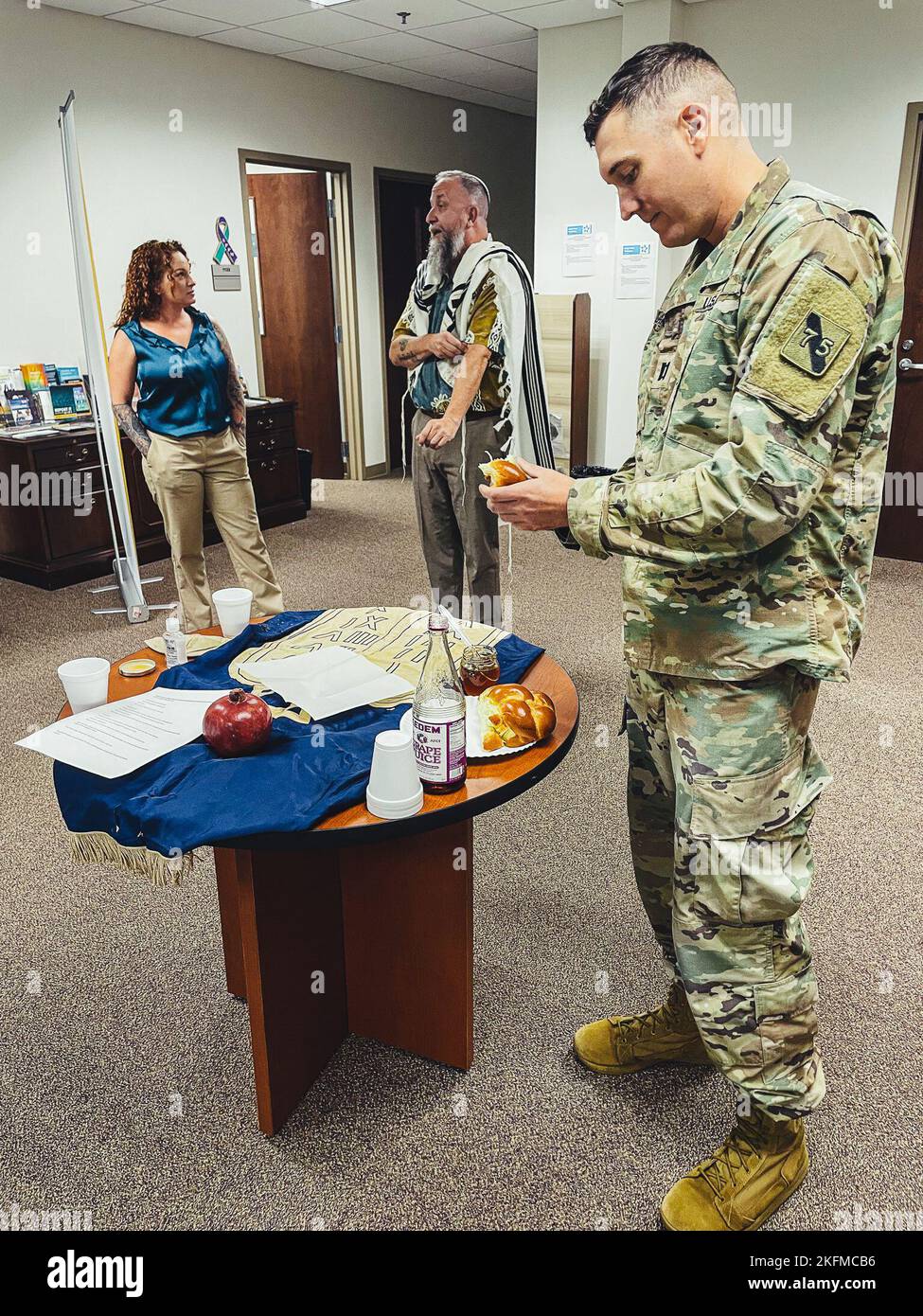 Capt. Kyle P. Clarkson, Force Protection Officer, 75. Innovation Command, bricht während einer Rosh Hashanah-Feier am 26. September 2022 im Joint Base Ellington Field in Houston, Texas, ein Stück Round Challah-Brot. Dieses geflochtene Brot, das oft in Honig getaucht wird, ist ein traditionelles Grundnahrungsmittel an diesem heiligen jüdischen Tag. Das Fest, das „das Haupt des Jahres“ oder „das erste des Jahres“ bedeutet, beginnt am ersten Tag des Tischrei, dem siebten Monat des hebräischen Kalenders, der im September oder Oktober fällt. Rosh Hashanah erinnert an die Schöpfung der Welt und markiert den Beginn der Ehrfurcht, ein 10-tägiges p Stockfoto