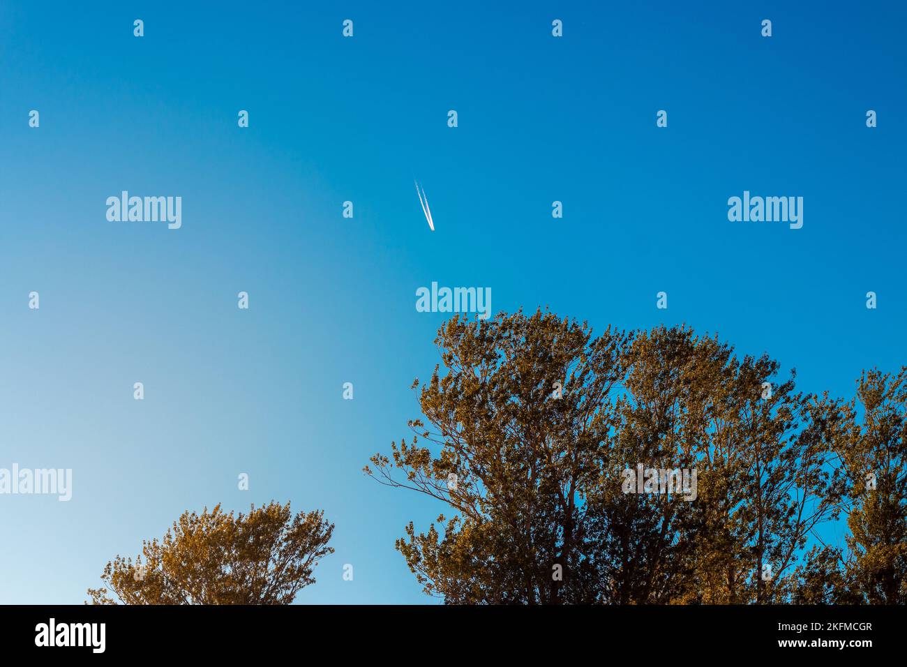 Ein Herbst ist auf dem Land. Flugweg über den blauen Himmel. Stockfoto