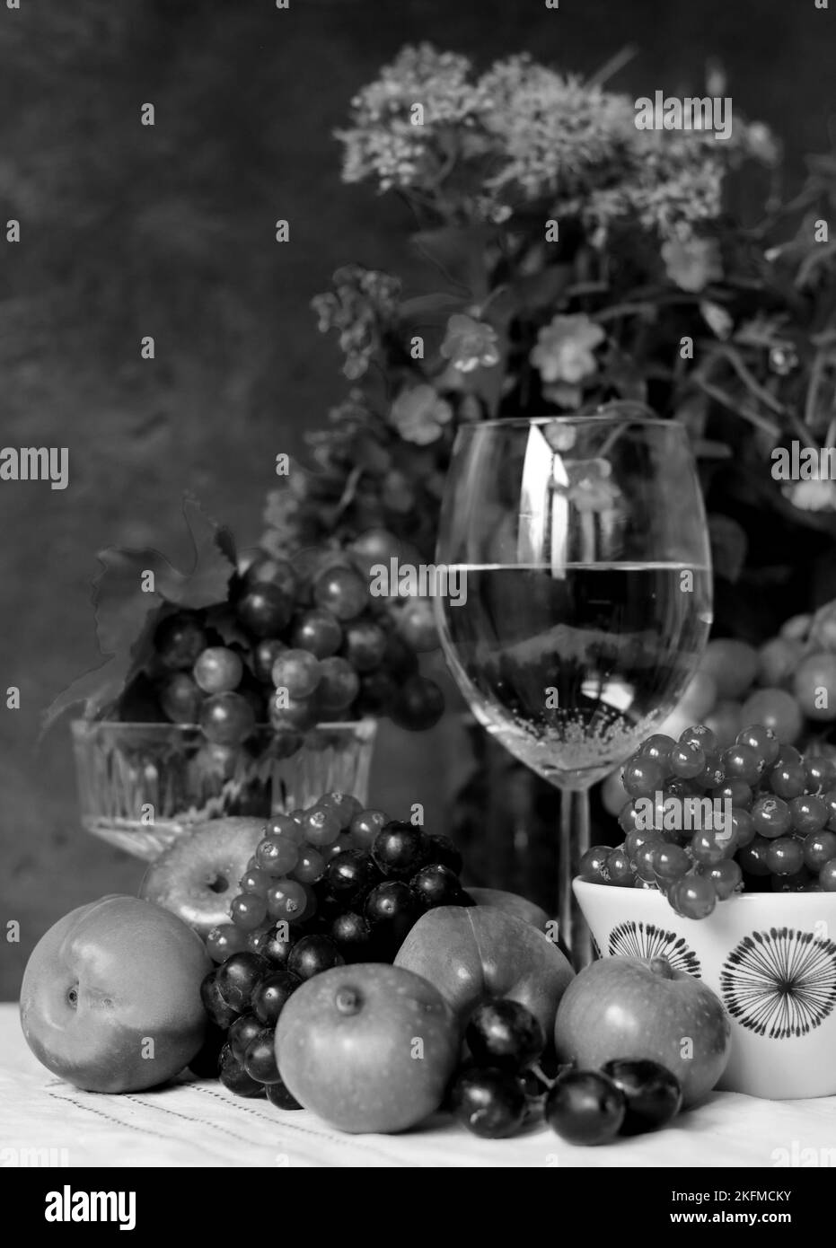 Stillleben mit Wein und Obst. Schwarzweißfotografie. Stockfoto