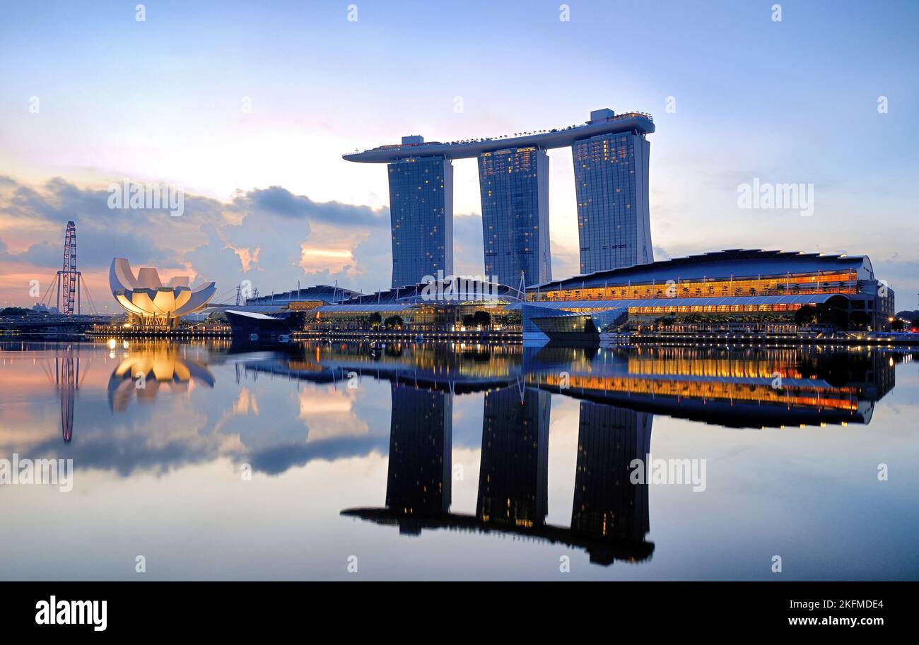 Das Bild zeigt eine frühe Morgenszene des berühmten Marina Bay Sands integrierten Resorts in Singapur. Stockfoto