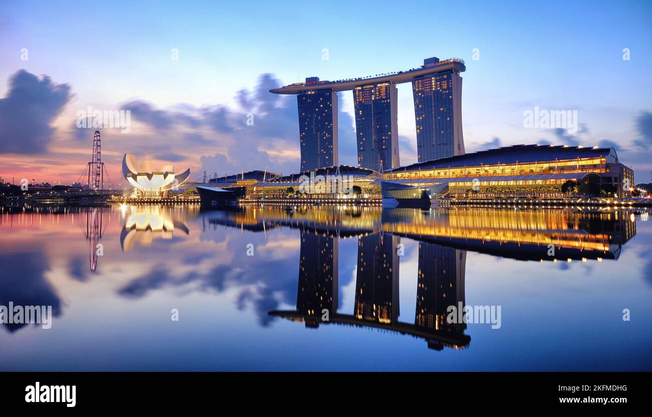 Das Bild zeigt eine frühe Morgenszene des berühmten Marina Bay Sands integrierten Resorts und Kasinos in Singapur. Stockfoto