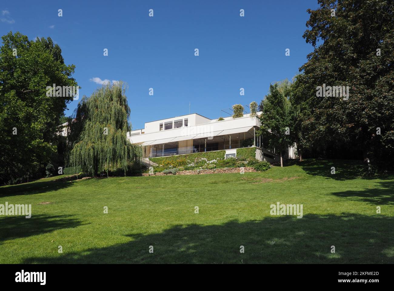 BRÜNN, TSCHECHISCHE REPUBLIK - CA. SEPTEMBER 2022: Modernistisches Haus ...