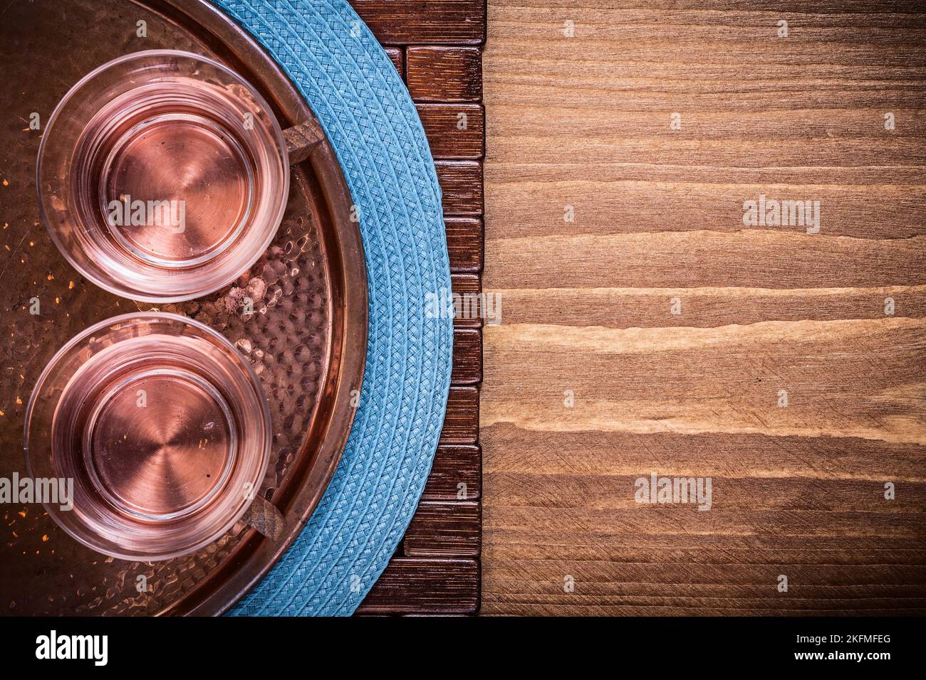 Tischtuch Kupfer Tablett Teebecher auf Holzbrett. Stockfoto