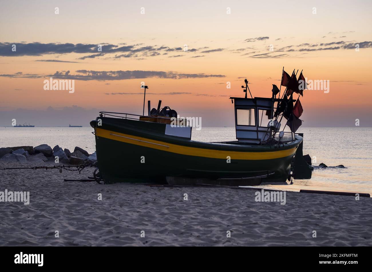 Schöner Morgenblick an der polnischen Küste in Gdynia. Schiff auf einem Sandstrand am Morgen. Stockfoto