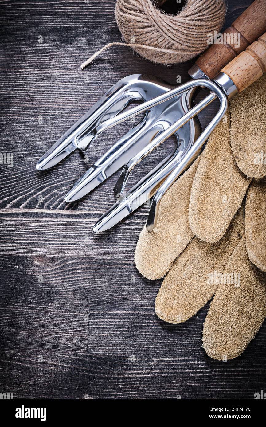 Kelle Gabel Rechen Lederhandschuhe hank von String Landwirtschaft Konzept. Stockfoto