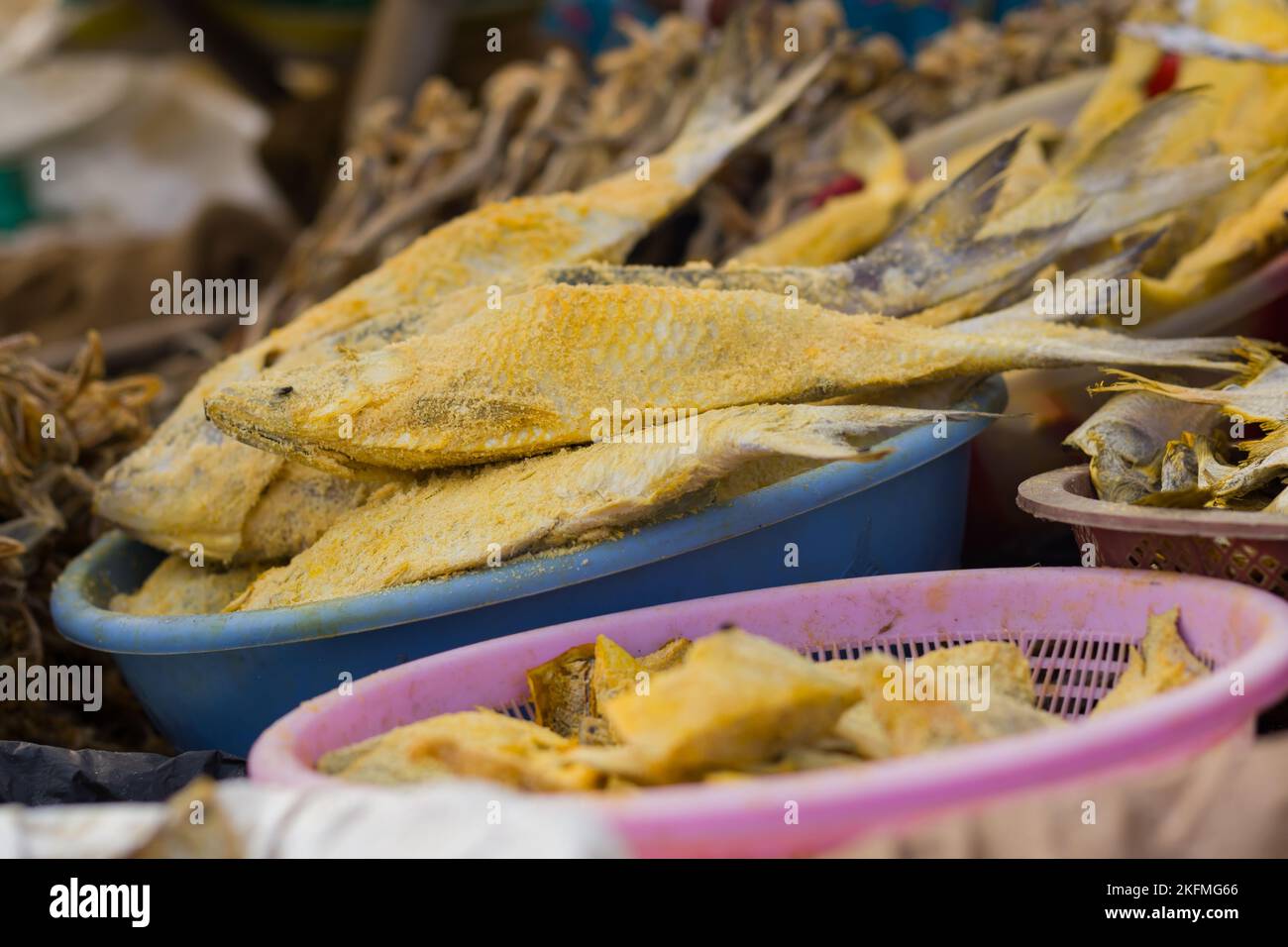 Getrockneter und gesalzener hilsa-Fisch, der auf den Fischmärkten von bangladesch verkauft wird. Stockfoto