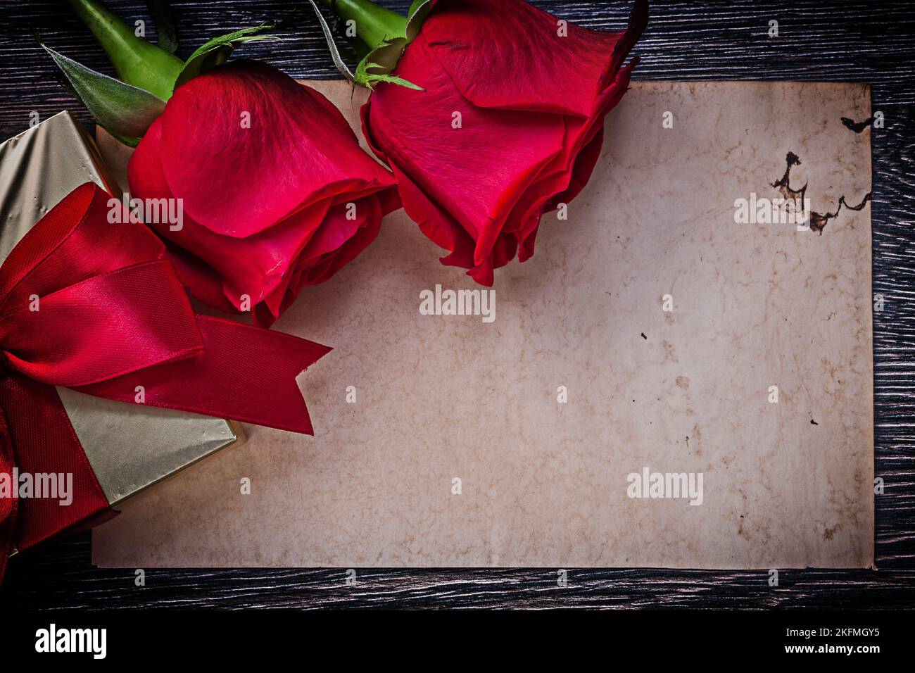 Vintage saubere Papier rot duftenden Rosen verpackt Geschenkbox. Stockfoto