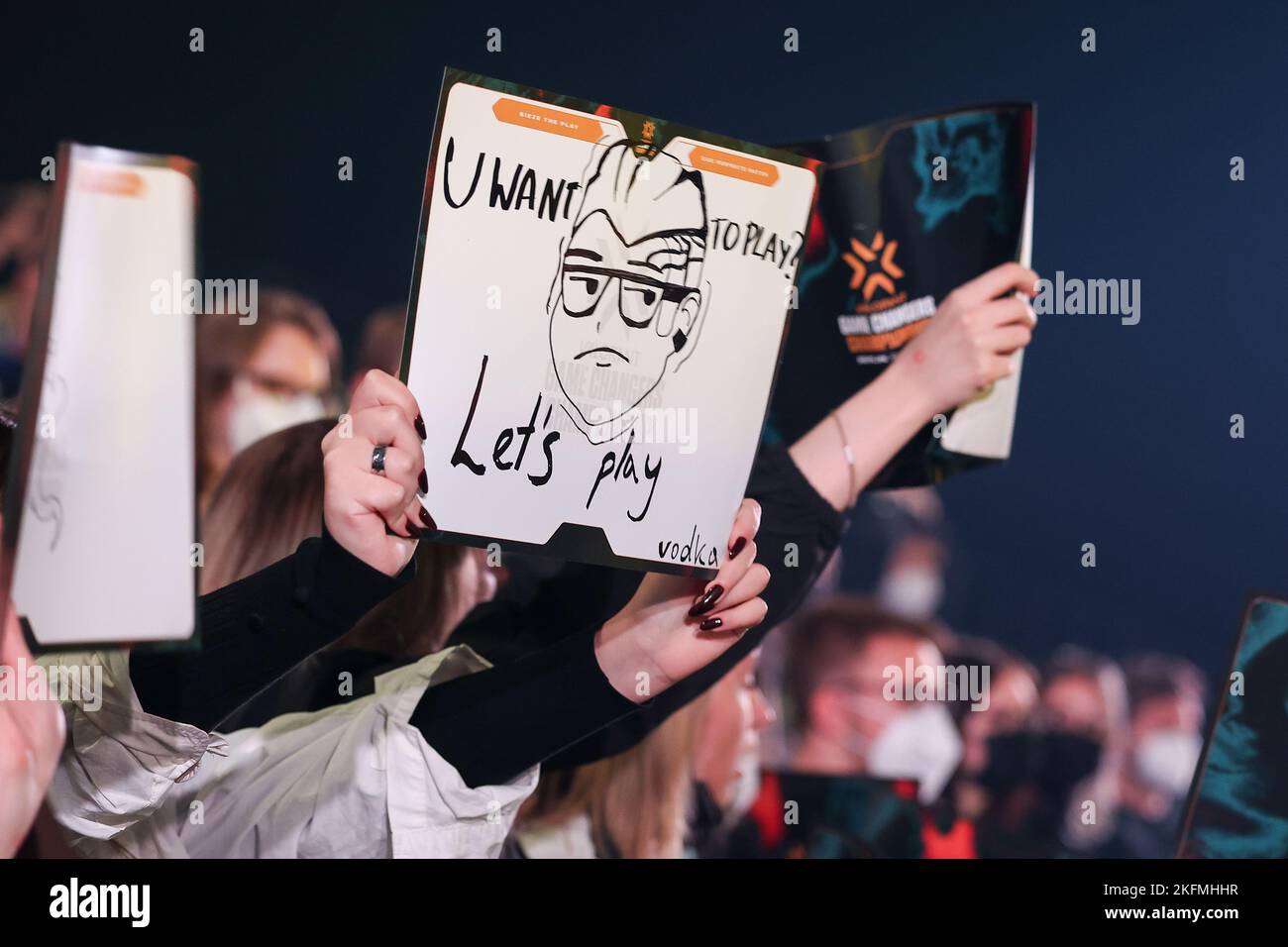 18. November 2022, Berlin: Ein Zuschauer hält ein Schild mit der Aufschrift 'U want to play? Spielen wir Wodka bei der VALORANT: Game Changers Championship 2022 im LEC Studio. Foto: Gerald Matzka/dpa Stockfoto