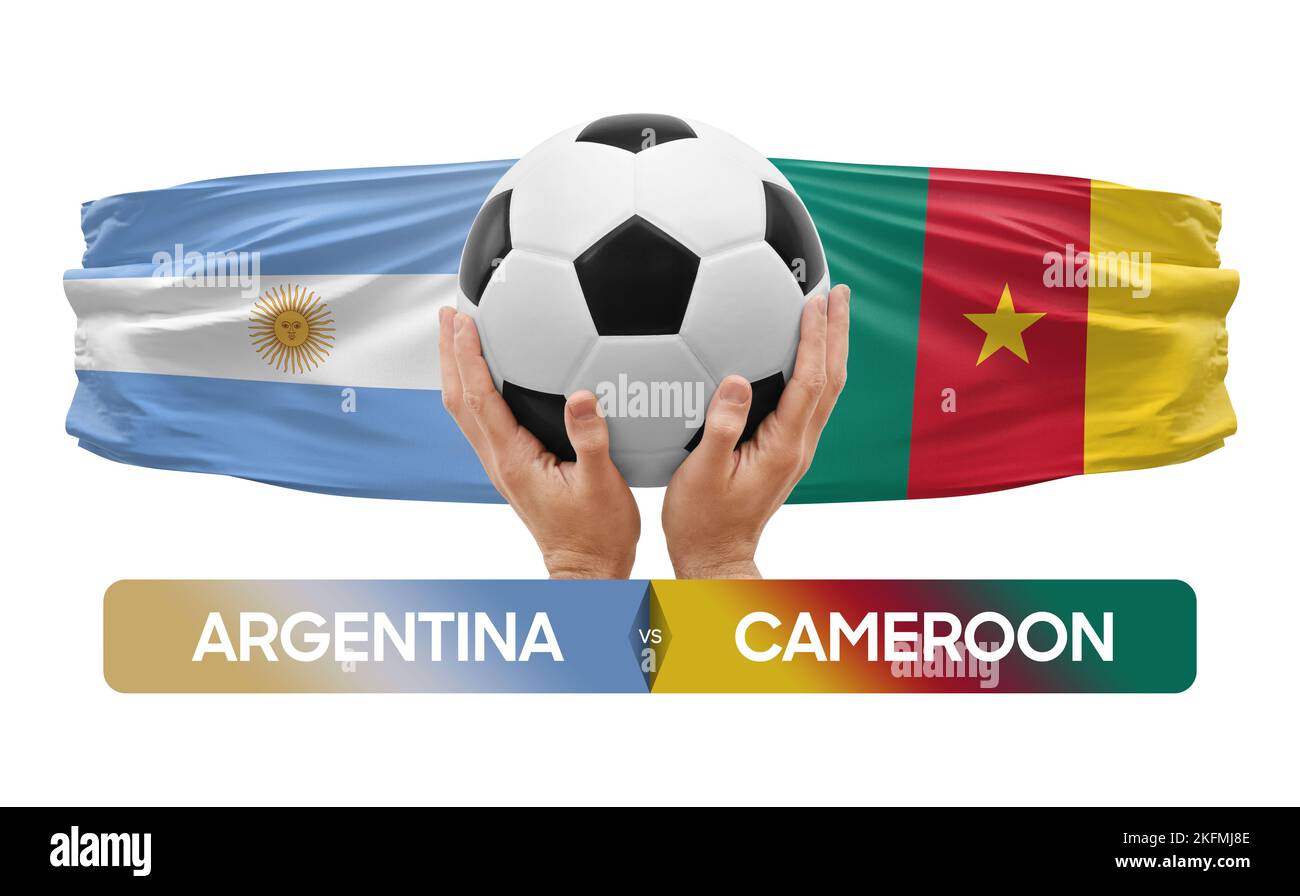 Fußballspiel-Wettkampfkonzept der argentinischen und kamerunischen Nationalmannschaften. Stockfoto