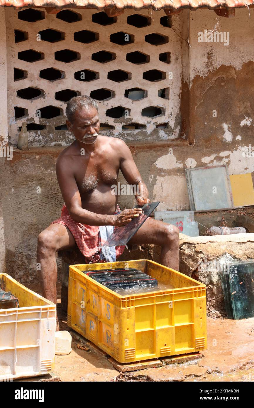 Mann, der Attangudi Fliesen in Attangudi, Tamil Nadu, Indien reinigt. Stockfoto