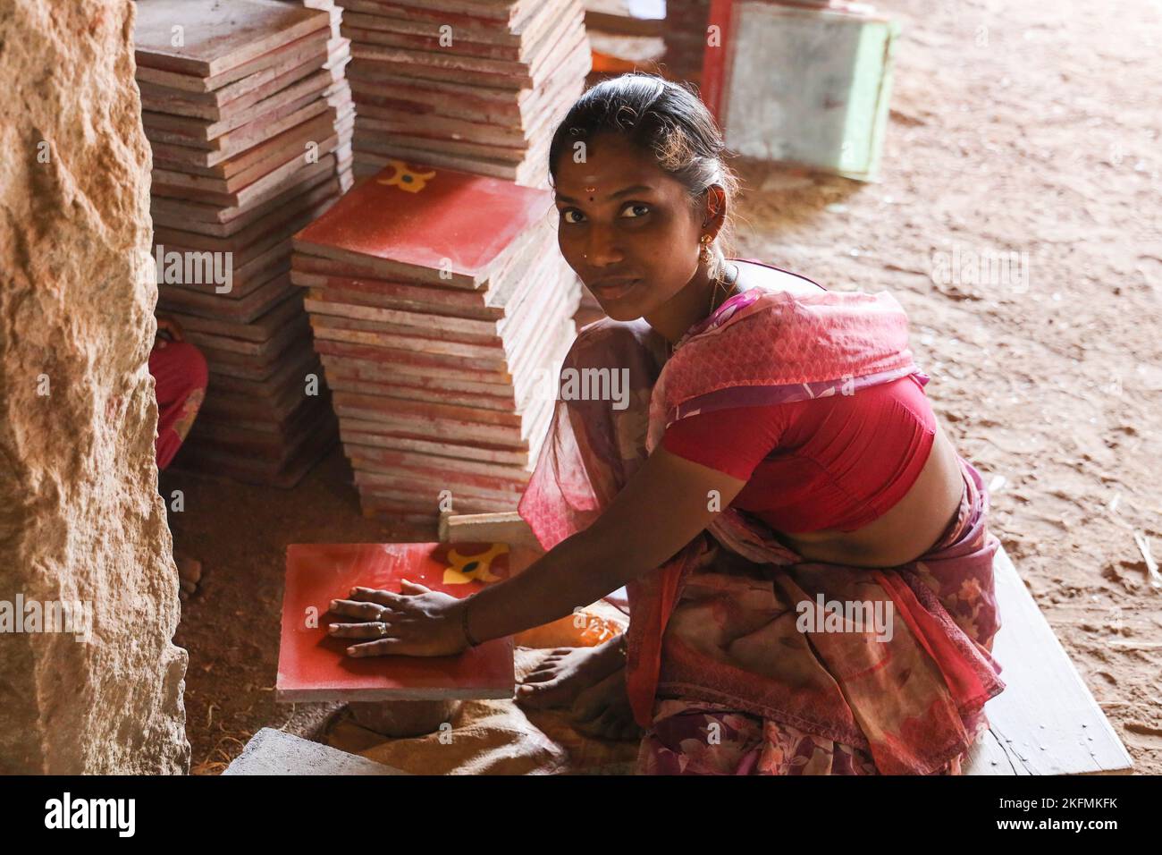 Atangudi Fliesenproduktion in Attangudi, Tamil Nadu, Indien. Stockfoto