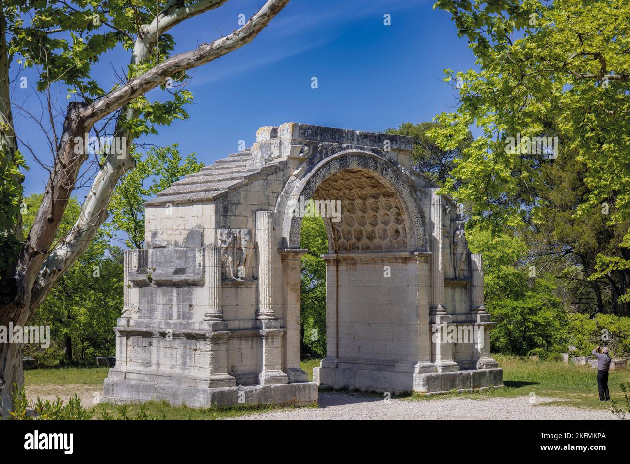 Saint-Rémy-de-Provence, Bouches-du-Rhône, Provence, Frankreich. Der Arc Municipal, ein Triumphbogen, der der Eingang zur römischen Stadt Glanum war. Stockfoto