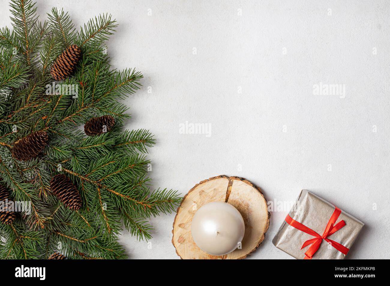 Das Thema der Winterferien sind Geschenke mit Weihnachtsschmuck und einem Weihnachtsbaum. Blick von oben. Kopie des Raumes, Banner, Postkarte Stockfoto