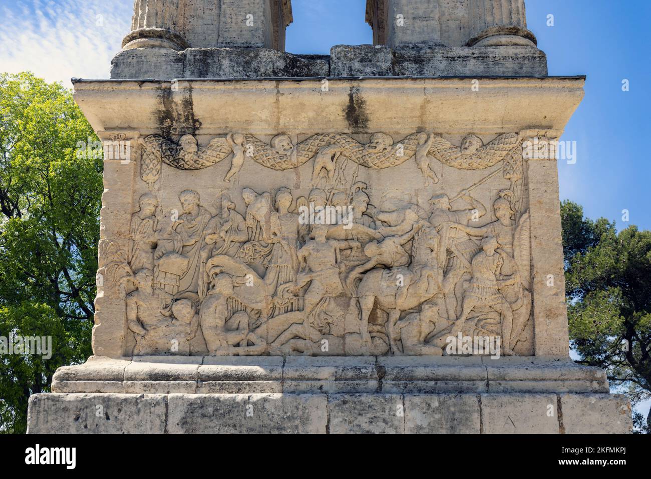 Saint-Rémy-de-Provence, Bouches-du-Rhône, Provence, Frankreich. Fries der Kampfszene auf dem Podium des Mausoleums. Die Struktur stammt aus der Zeit um 30 v. Chr. Stockfoto
