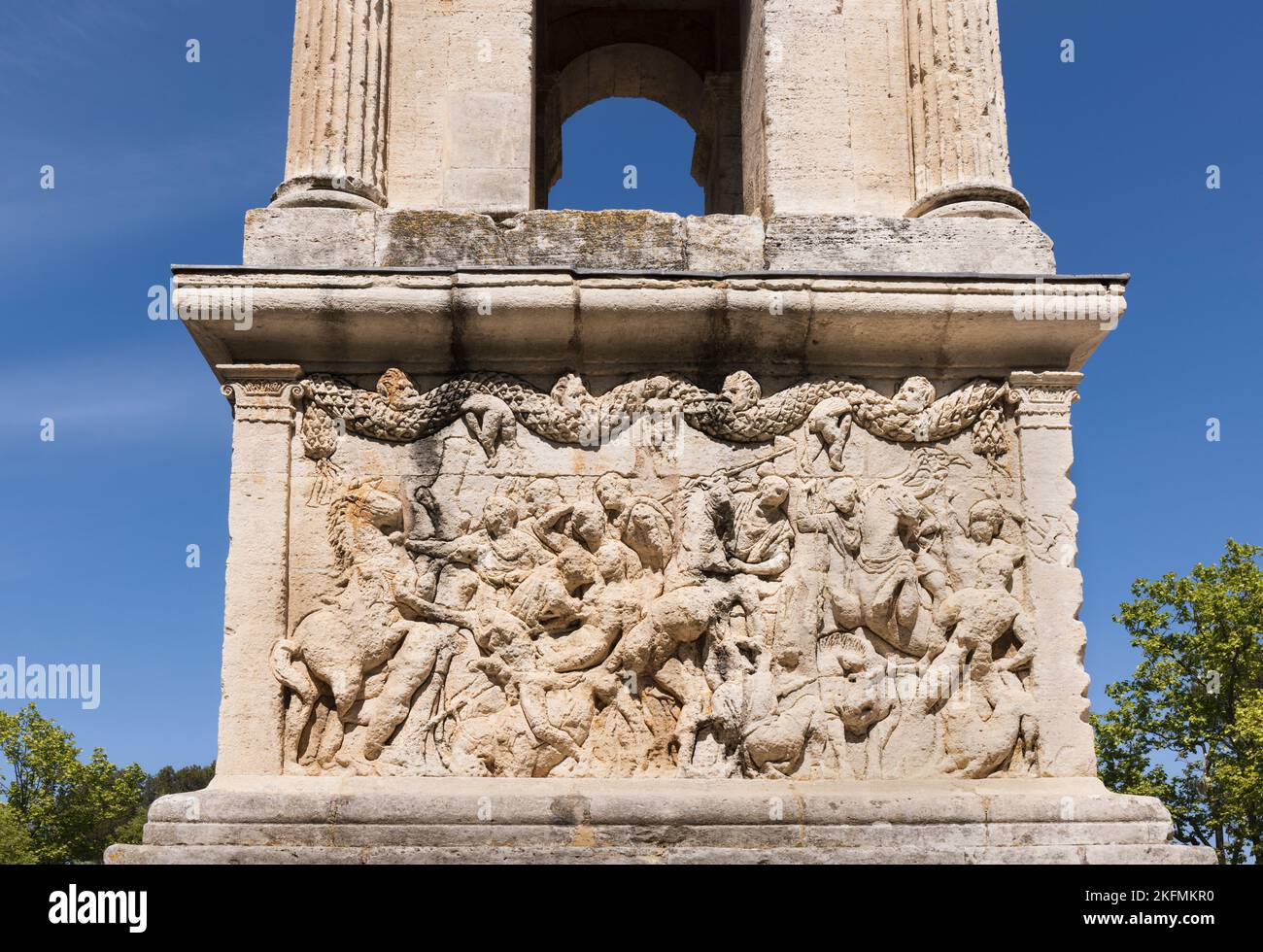 Saint-Rémy-de-Provence, Bouches-du-Rhône, Provence, Frankreich. Fries der Kampfszene auf dem Podium des Mausoleums. Die Struktur stammt aus der Zeit um 30 v. Chr. Stockfoto