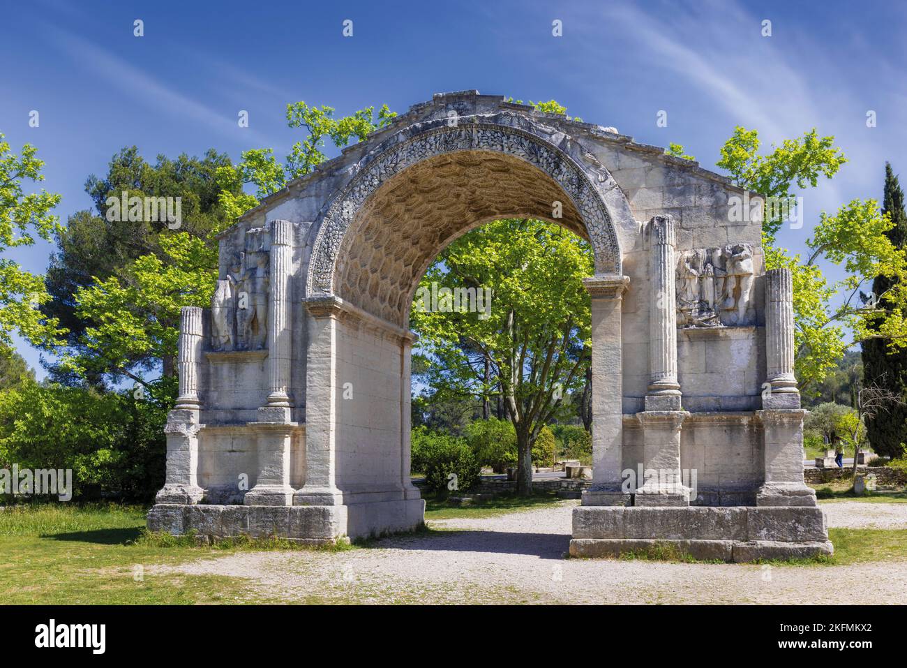 Saint-Rémy-de-Provence, Bouches-du-Rhône, Provence, Frankreich. Der Arc Municipal, ein Triumphbogen, der der Eingang zur römischen Stadt Glanum war. Stockfoto