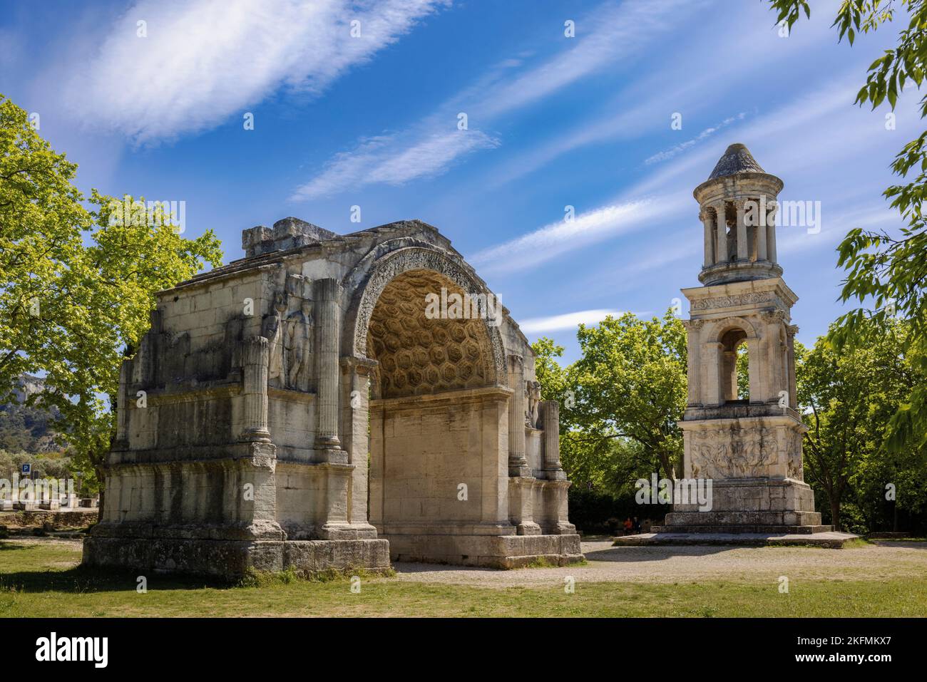 Saint-Rémy-de-Provence, Bouches-du-Rhône, Provence, Frankreich. Das Mausoleum und der Triumphbogen, beide Denkmäler am Eingang zur römischen Stadt GLA Stockfoto