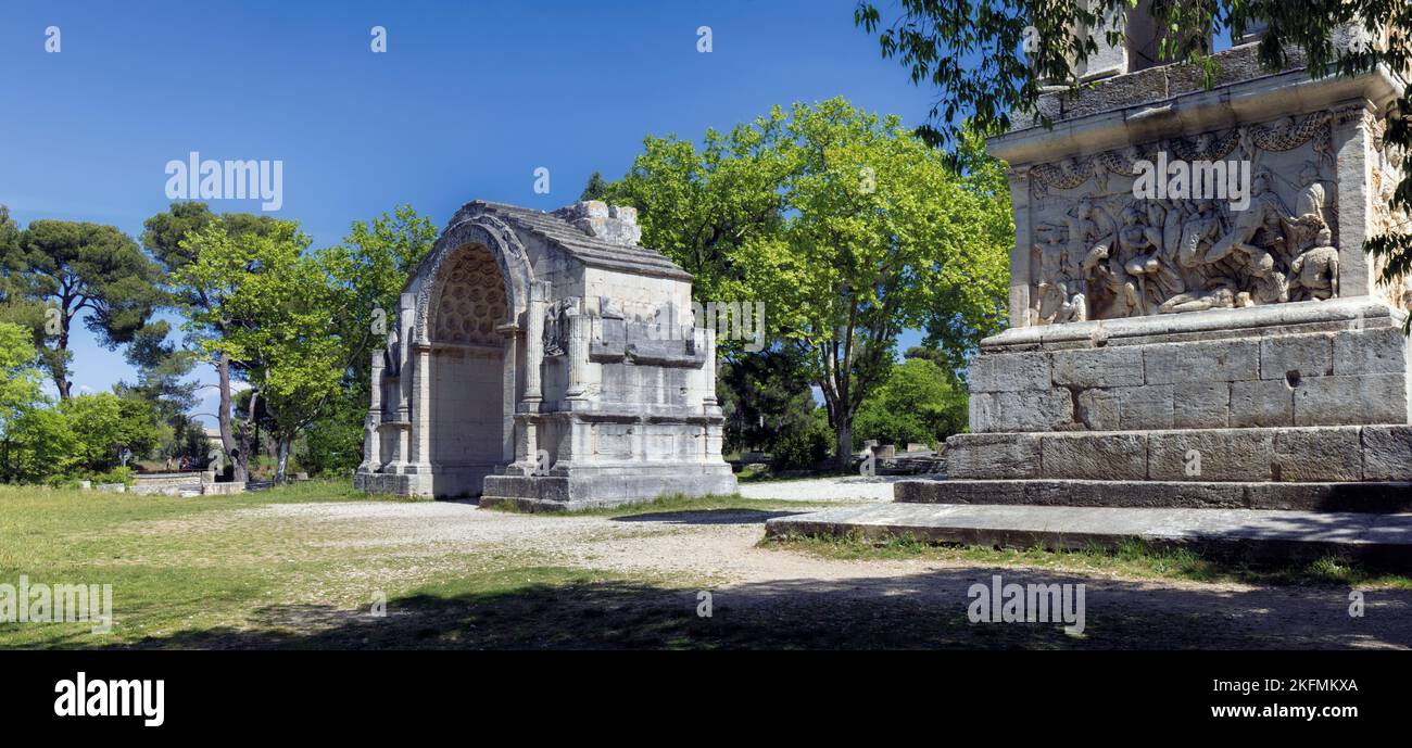 Saint-Rémy-de-Provence, Bouches-du-Rhône, Provence, Frankreich. Das Mausoleum und der Triumphbogen, beide Denkmäler am Eingang zur römischen Stadt GLA Stockfoto
