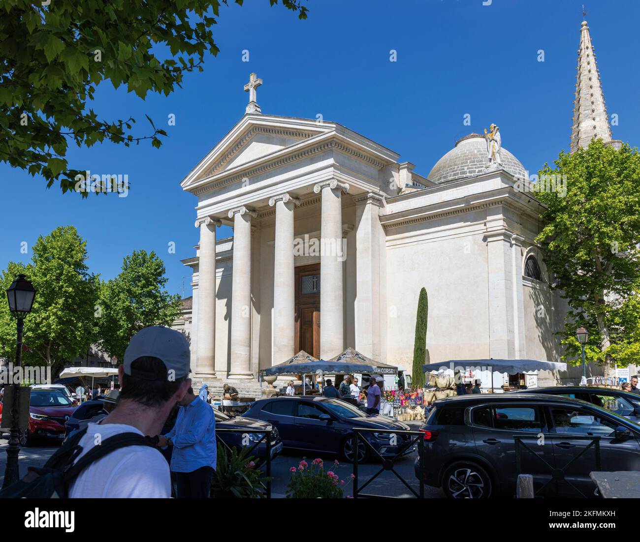 Saint-Rémy-de-Provence, Bouches-du-Rhône, Provence, Frankreich. Römisch-katholische Kirche von Saint-Martin. Der ursprüngliche Saint-Martin wurde in den frühen Jahren gebaut Stockfoto