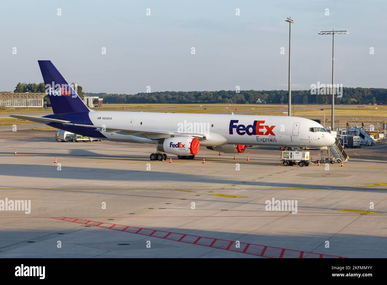 Flugzeuge des Federal Express Boeing 757 in Hannover, Deutschland. FedEx Express American Cargo Airline. Stockfoto