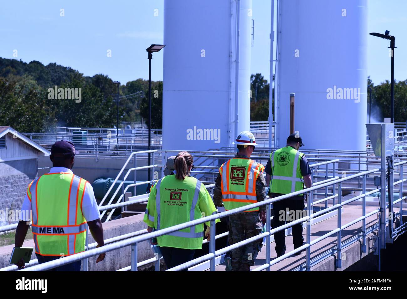 Ingenieure des Bezirks USACE Vicksburg nehmen an einem behördenübereingefahrten Standortbesuch bei O.B. Teil Curtis Wasseraufbereitungsanlage in Jackson, Mississippi, am 26. September als Teil der Reaktion auf die Wasserkrise von Jackson. Stockfoto