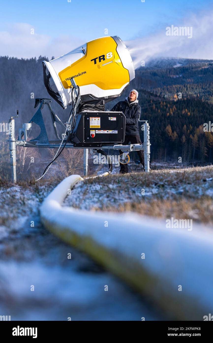 Schneekanonen beginnen im Skigebiet, Skicentrum in Destne / Orlickych horach, Tschechische Republik, 19. November 2022. (CTK-Foto/David Tanecek) Stockfoto