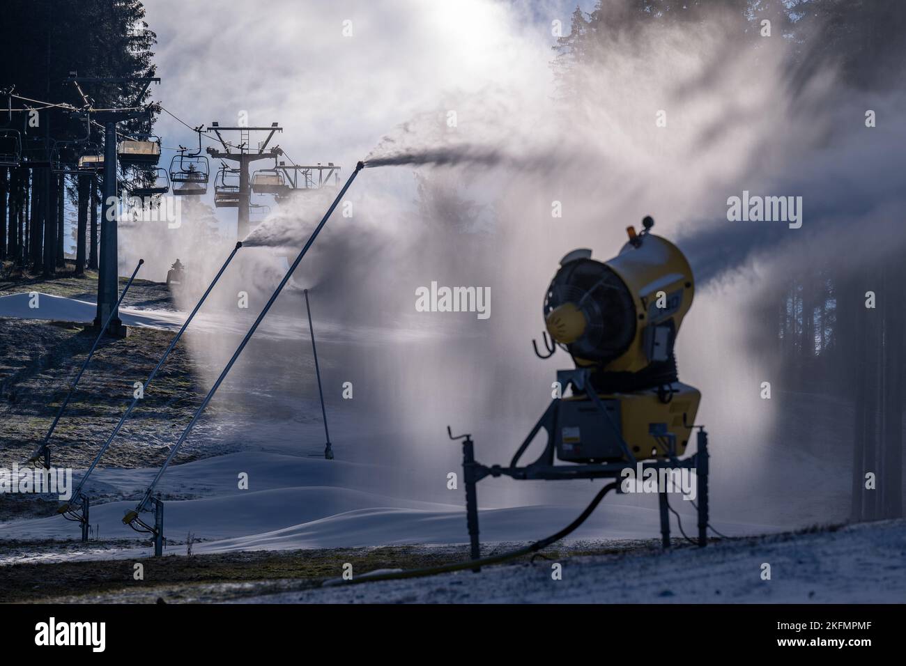 Schneekanonen beginnen im Skigebiet, Skicentrum in Destne / Orlickych horach, Tschechische Republik, 19. November 2022. (CTK-Foto/David Tanecek) Stockfoto