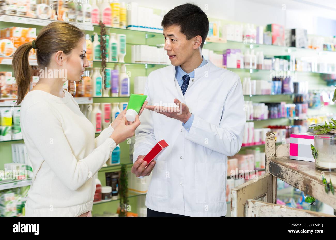 Ein froher Kunde fragte den Apotheker nach Medikamenten Stockfoto