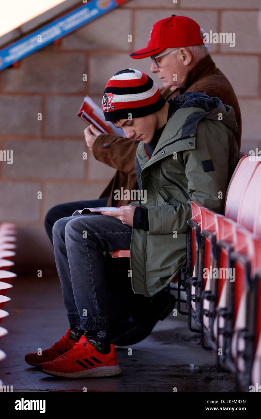 Fans von Exeter City lesen das offizielle Spieltag-Programm vor dem Sky Bet League One Spiel im St James Park, Exeter. Bilddatum: Samstag, 19. November 2022. Stockfoto