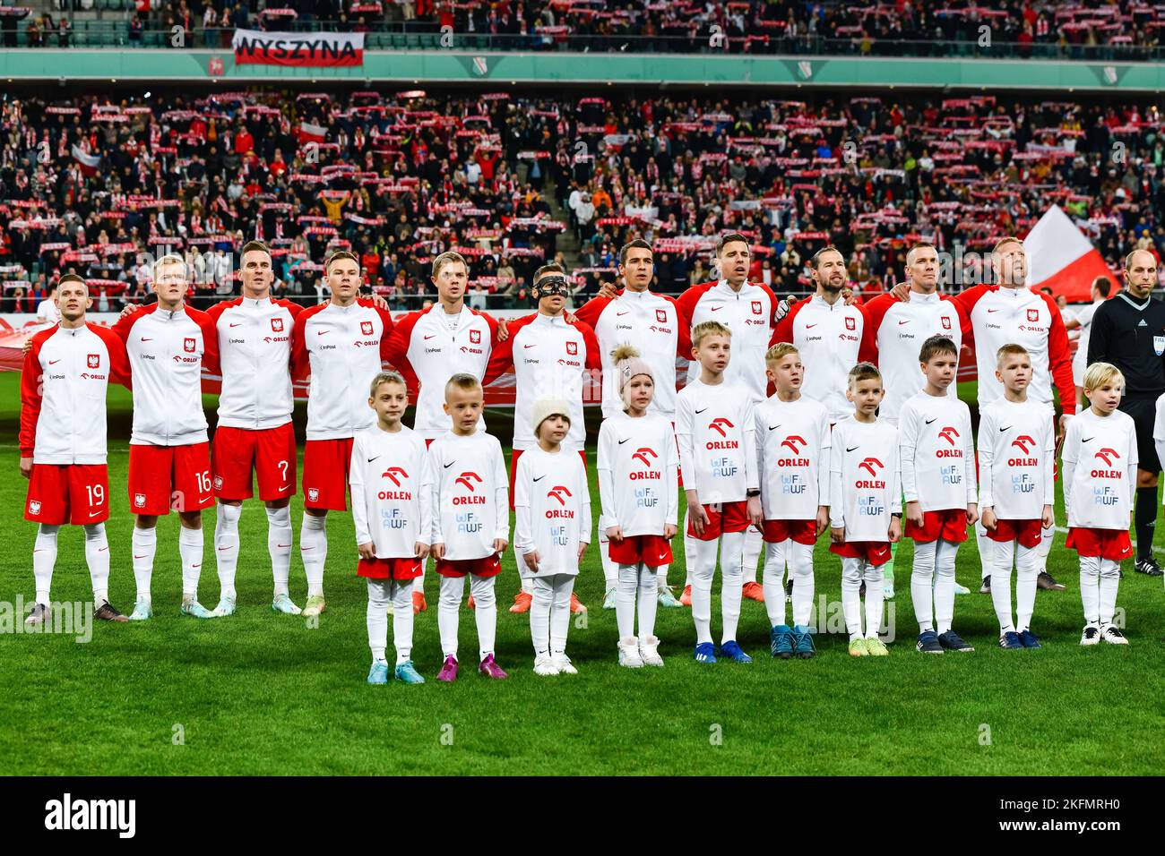 WARSZAWA, POLEN - 16. NOVEMBER 2022: Fußballfreundschaftsspiel Polen gegen Chile 1:0. Team von Polen während der Hymne. Stockfoto