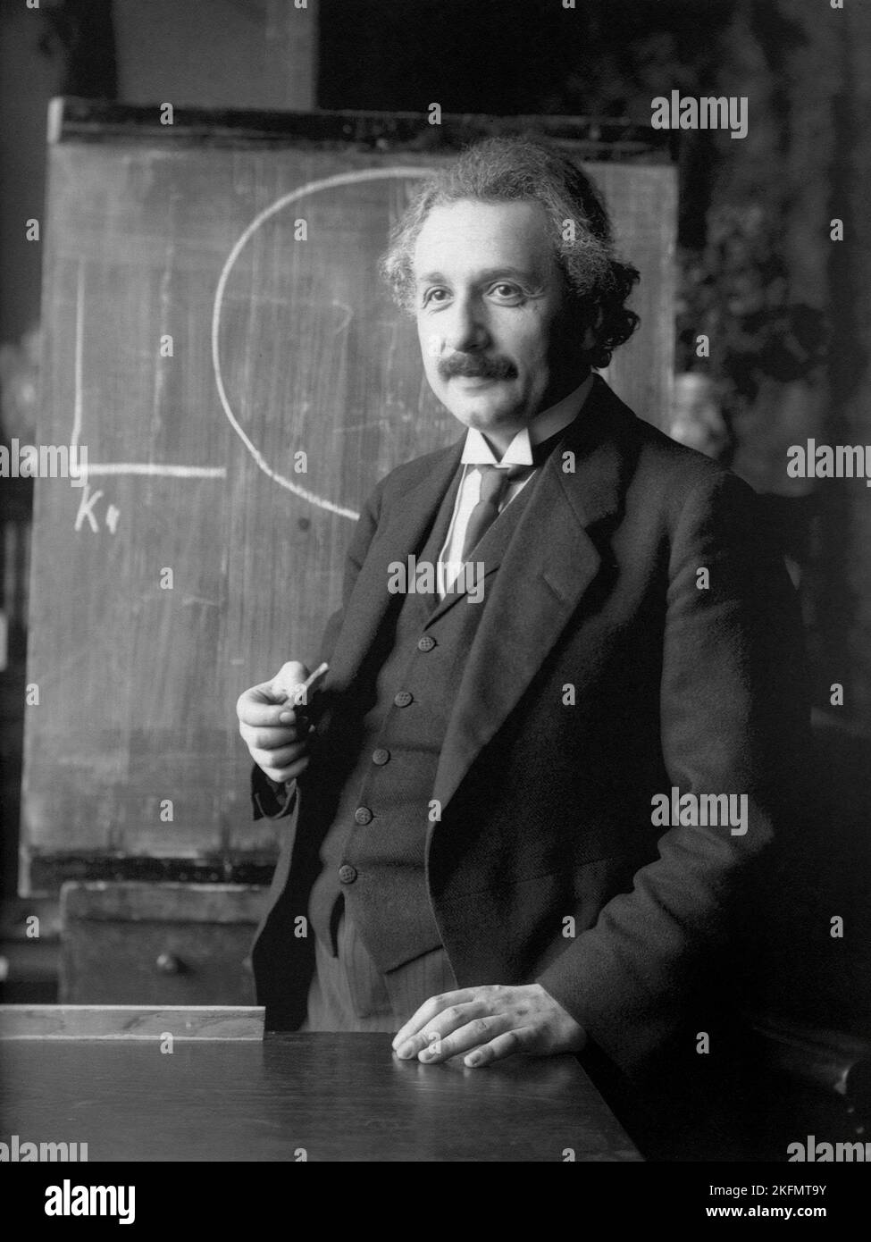 WIEN, ÖSTERREICH - 1921 - Albert Einstein während eines Vortrags in Wien Österreich - Foto: Geopix/F Schmutzer Stockfoto