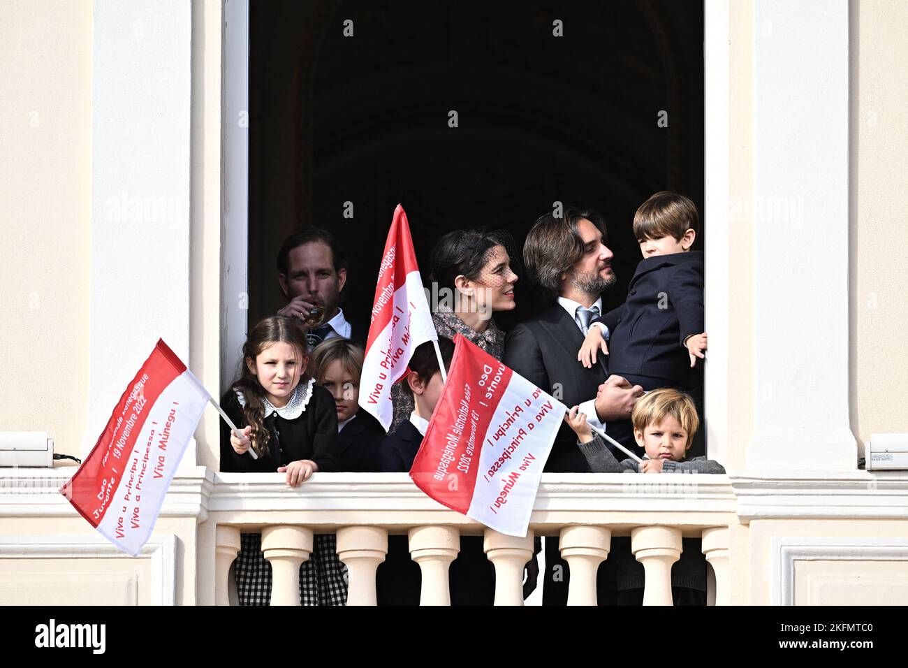 Charlotte Casiraghi und Dimitri Rassam mit den Kindern Raphael Elmaleh, Balthazar Rassam und Maximilian Casiraghi treten während des Nationalen Tages von Monaco am 19. November 2022 in Monte-Carlo, Monaco, auf dem Palastbalkon auf. Foto von David Niviere/ABACAPRESS.COM Stockfoto