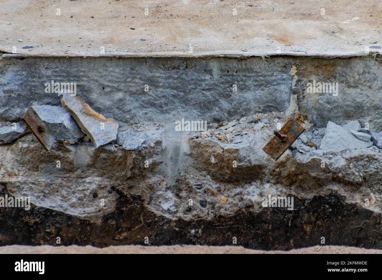 Betonschutt in einem Graben auf einer Baustelle Stockfoto