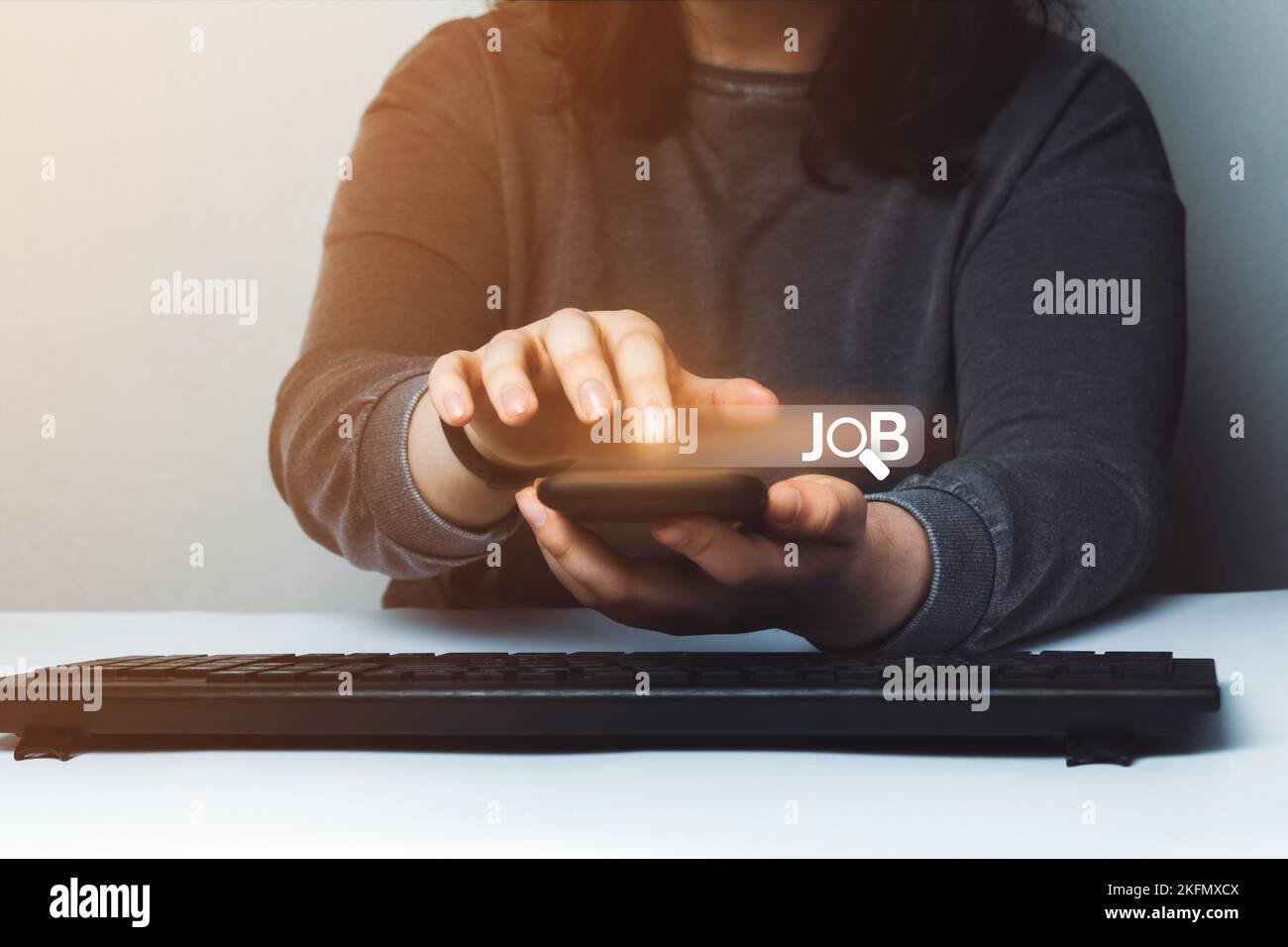 Frau auf der Suche nach einem Job auf dem Smartphone mit digitaler Browser-Schnittstelle. Finden Sie Ihr Karrierekonzept. Stockfoto