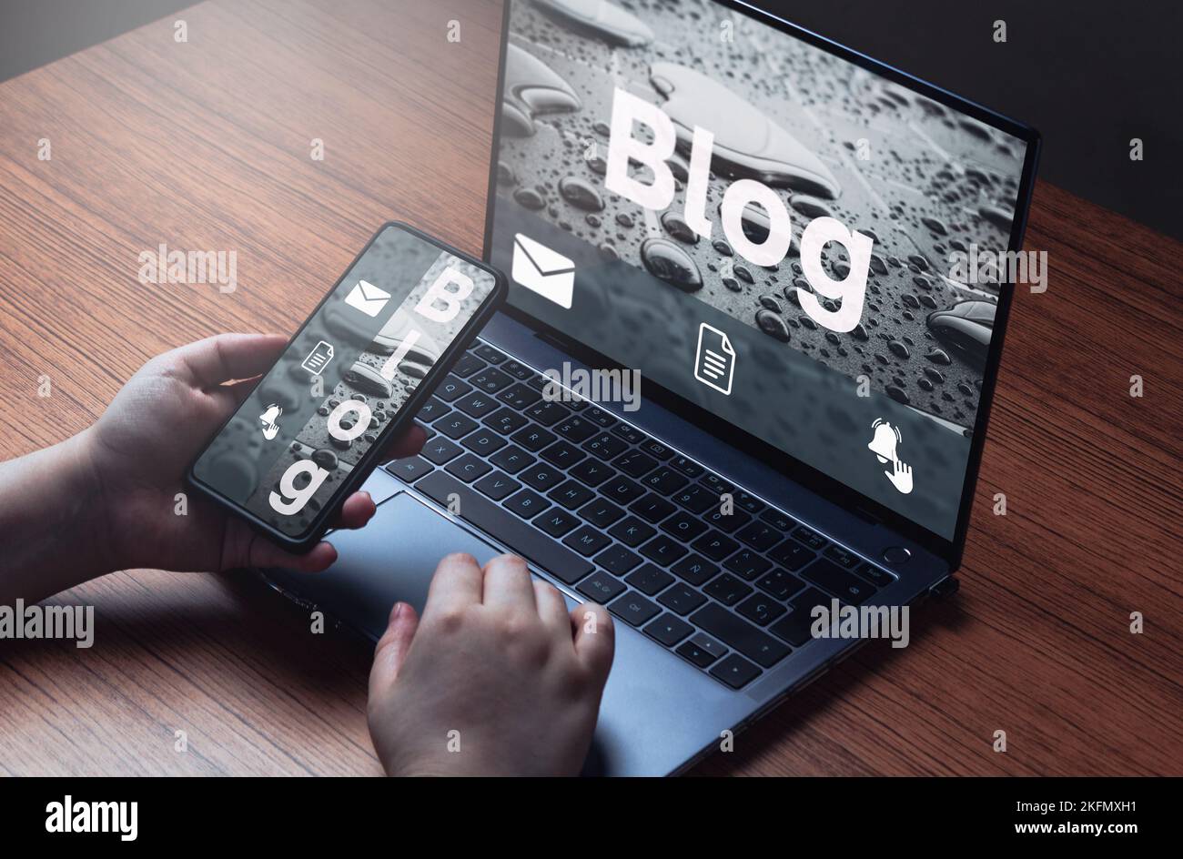 Frau, die online auf Laptop und Smartphone Blog checkt. Konzept der Informations-Website. Social-Media-Marketing. Stockfoto