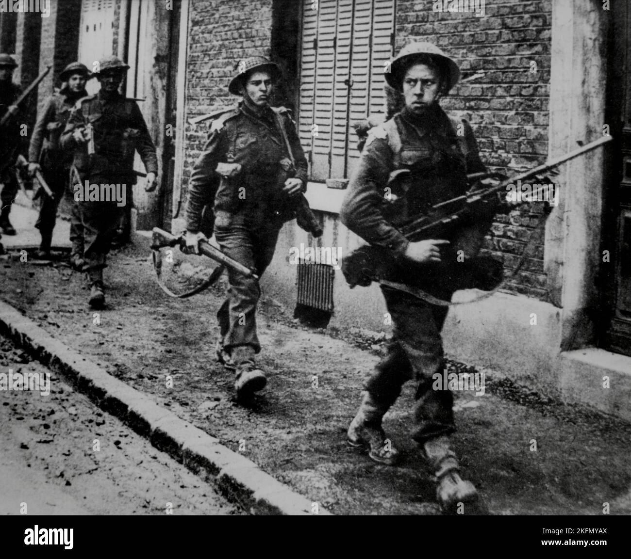 ARRAS, FRANKREICH - 01. September 1944 - Britische Soldaten des 5. Bataillons der Coldstream Guards marschieren während der Lib durch die französische Stadt Arras Stockfoto