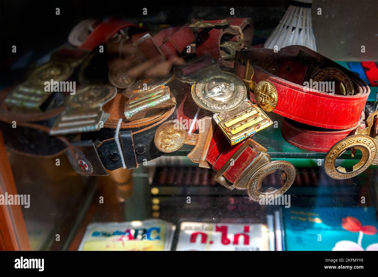 Schaufensterausstellung mit traditionellen thailändischen Pfadfindern und roten Gürteln sowie Alphabet-Lernbüchern für den Kindergarten mit geringer Feldtiefe. Stockfoto