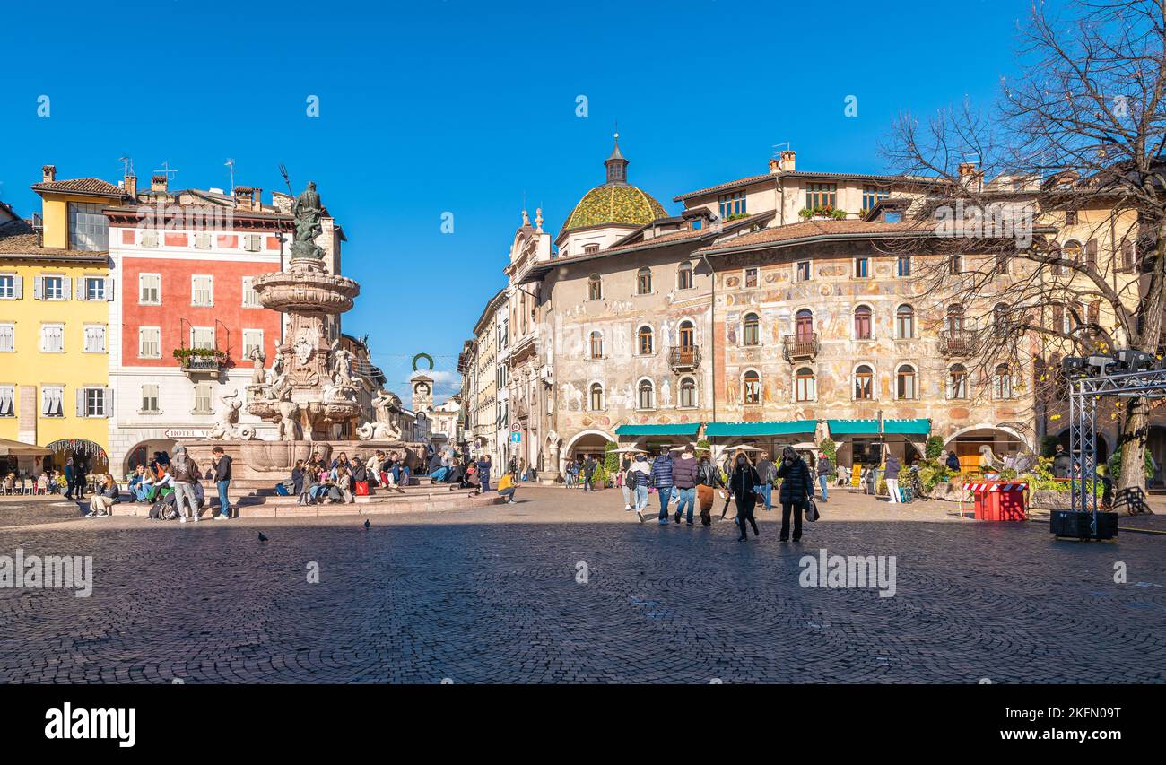 Stadt Trento: Blick auf den Domplatz und den Neptun-Brunnen mit Menschen. Trento ist eine Hauptstadt der Provinz Trentino Alto in Norditalien - Stockfoto