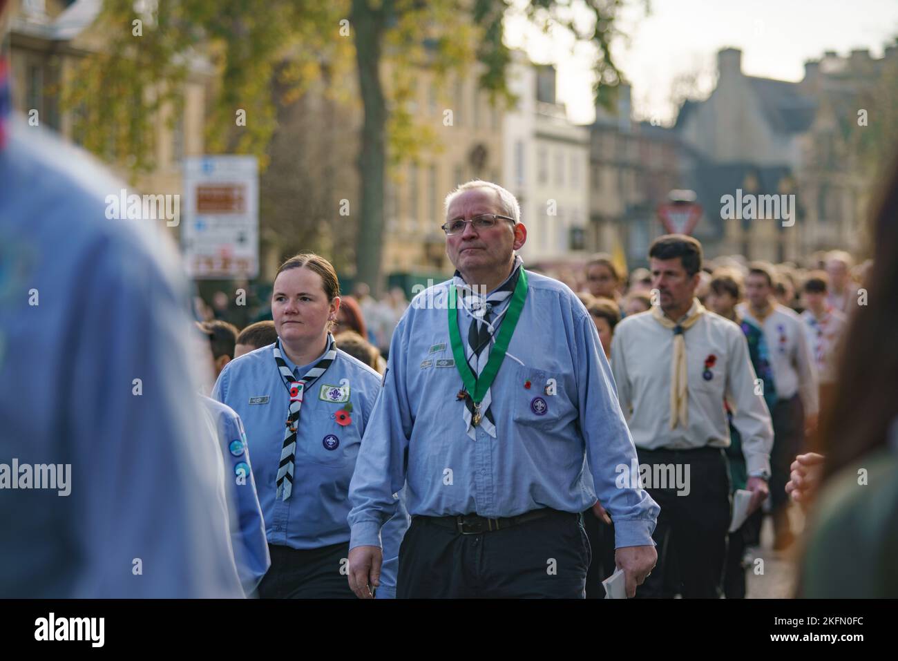 Pfadfinder, Cubs und ihre Anführer nehmen am Gedenktag entlang von St. Giles, Oxford, Teil (November 2022) Stockfoto