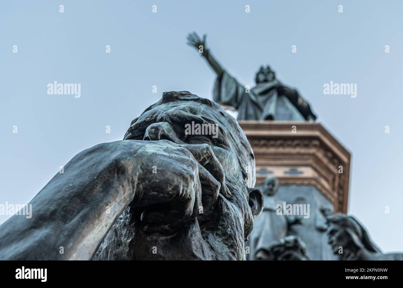 Stadt Trento: Details der Skulpturengruppe, die Dante Alighieri gewidmet ist, vom florentinischen Bildhauer Cesare Zocchi (1851 - 1922) - Italien Stockfoto