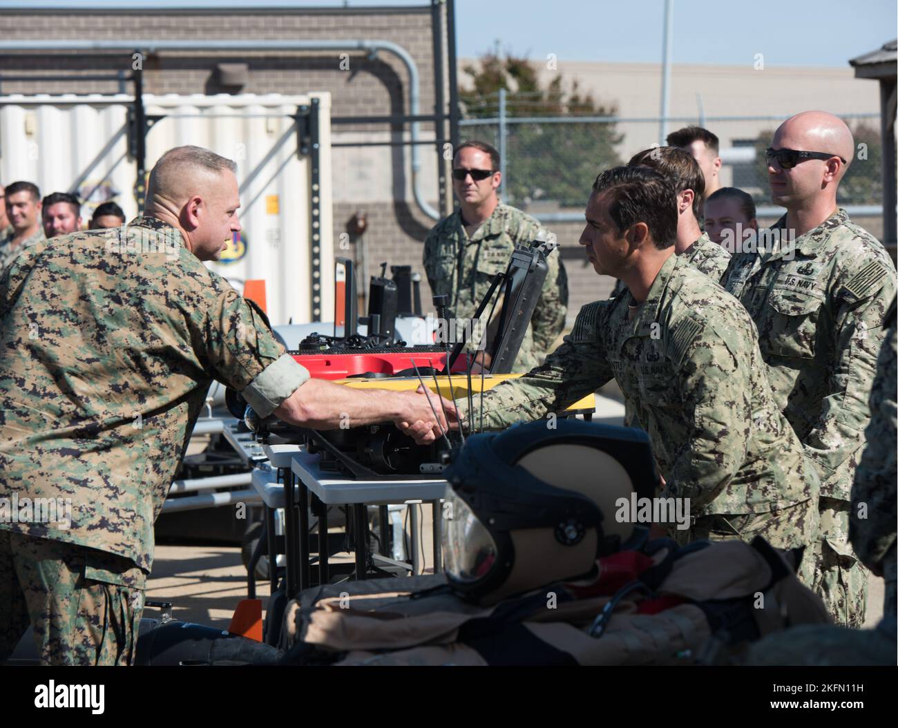 220927-N-YR675-9555 VIRGINIA BEACH (SEP. 27, 2022). Brigadier General Marcus Annibale, Director of Expeditionary Warfare (OPNAV N95) begrüßt die Techniker der Sprengstoffwaffenentsorgung der Marine von der Sprengstoffwaffenentsorgungsgruppe 2 (EODGRU 2) bei einem Besuch der EODGRU 2 auf einer statischen Ausstellung über die Sprengstoffentsorgungskapazitäten der Marine. EODGRU 2 stellt qualifizierte und kampfbereite Einsatzkräfte rund um den Globus bereit, die explosive Bedrohungen beseitigen können, um eine Reihe von Operationen zu unterstützen. Stockfoto