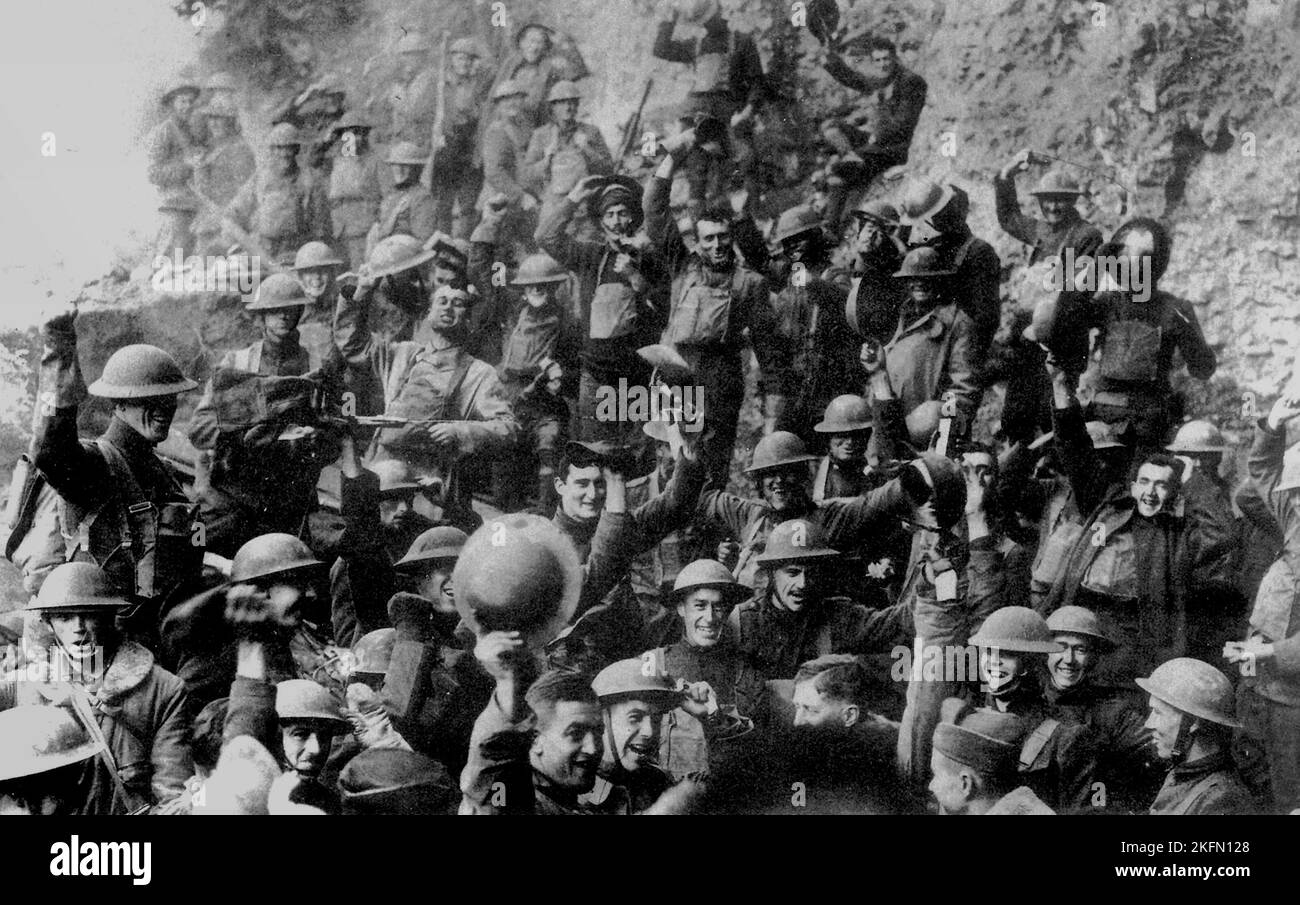 FRANKREICH - 11. November 1918 - US-Soldaten des Regiments 64. feiern Waffenstillstandsabkommen in der Endphase des Ersten Weltkriegs - Foto: Geopix/US Arm Stockfoto