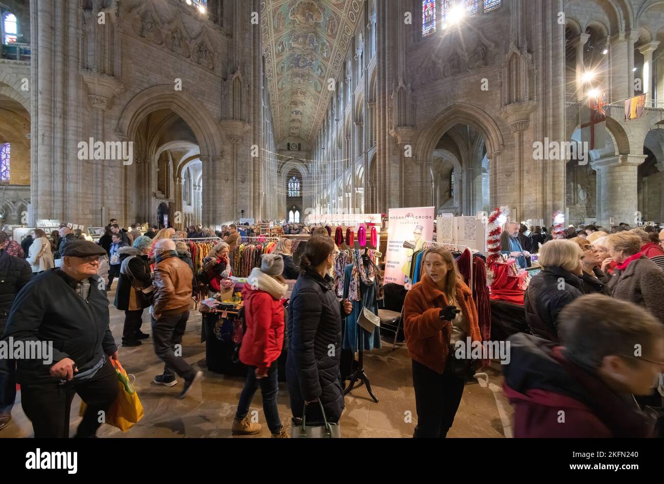 Ely Cathedral Weihnachtsmarkt Menschen einkaufen an Essen und