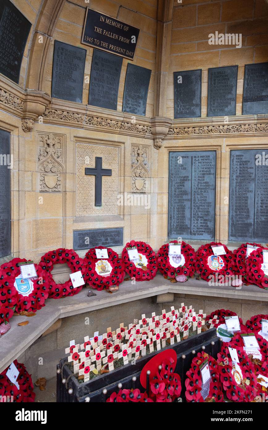 Gedenktag Mohnblumen UK, 11.. November; Kriegsdenkmal zur Erinnerung an die Toten in den Weltkriegen und anderen Konflikten; Ely Cambridgeshire en Stockfoto